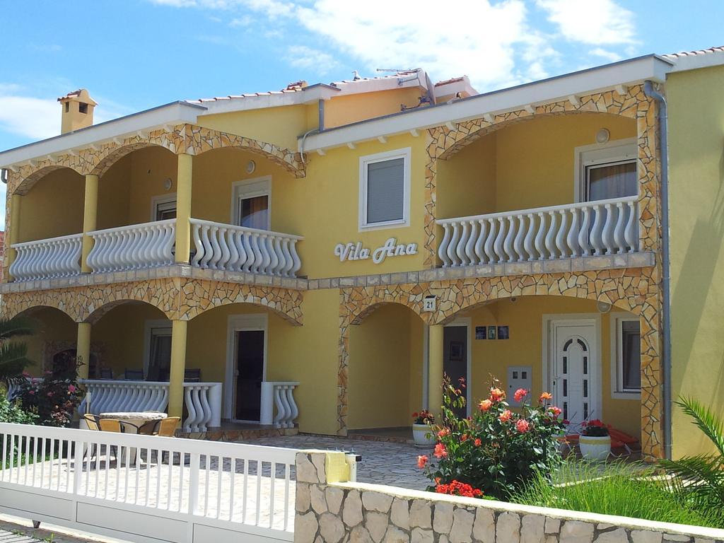 Apartments Vila Ana Vir Exteriör bild