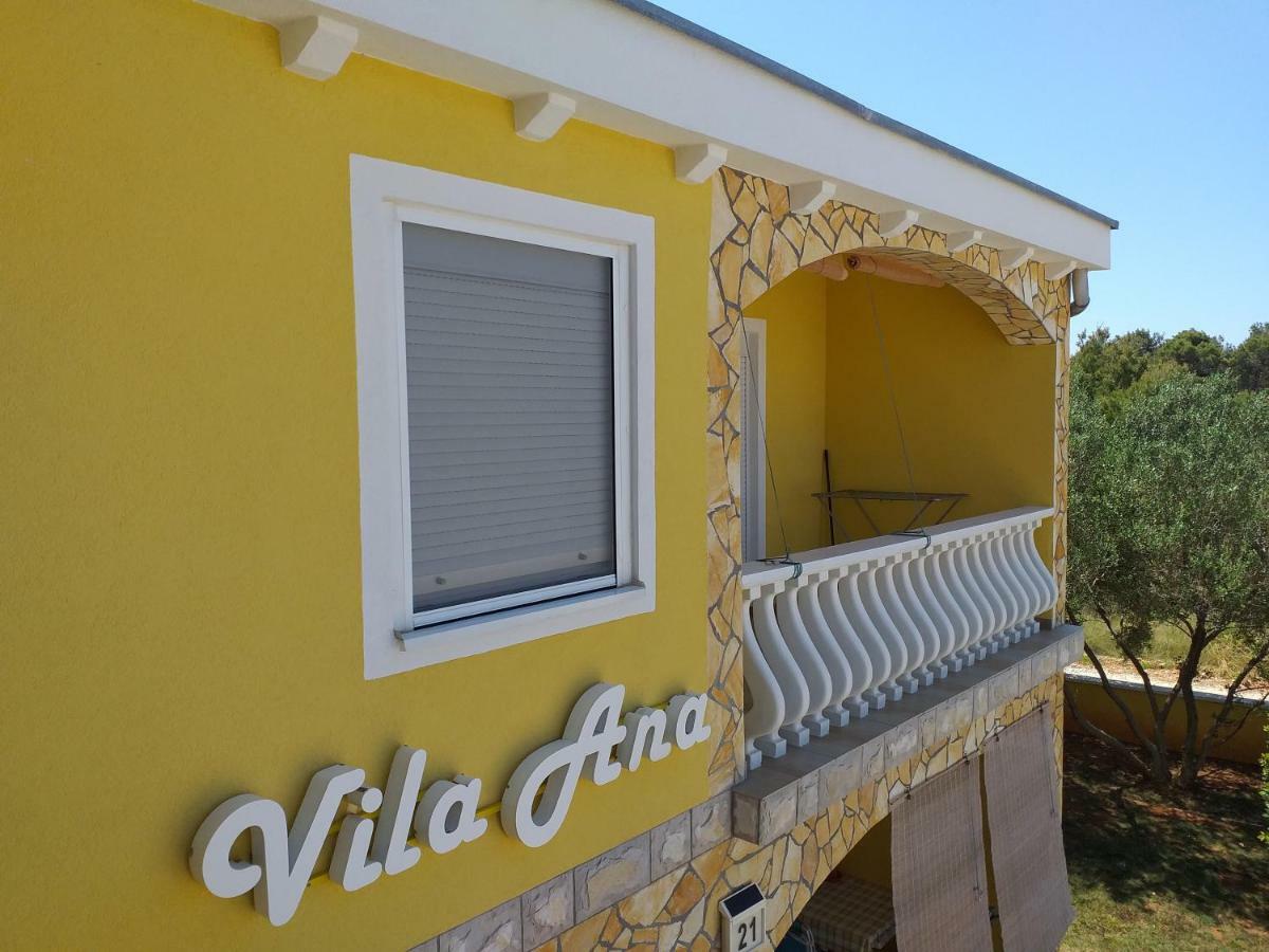 Apartments Vila Ana Vir Exteriör bild